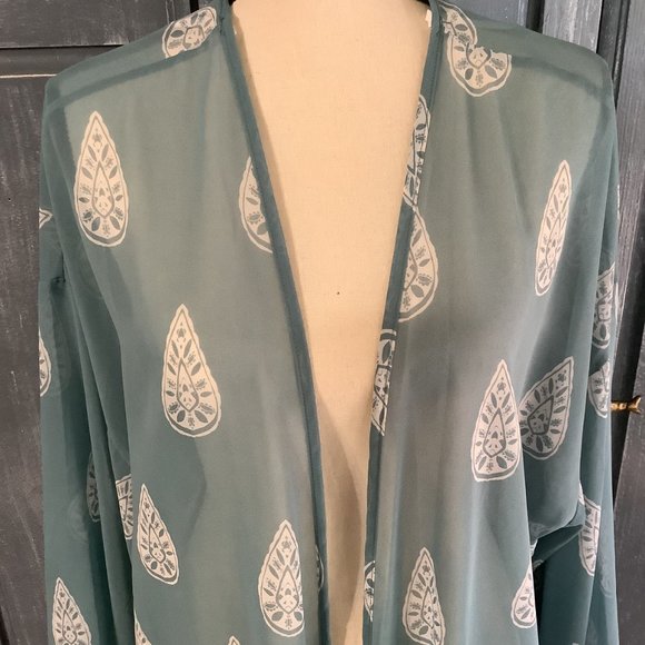 Duster, dusty blue with all-over white leaf motif.  Size 3X - Picture 4 of 5